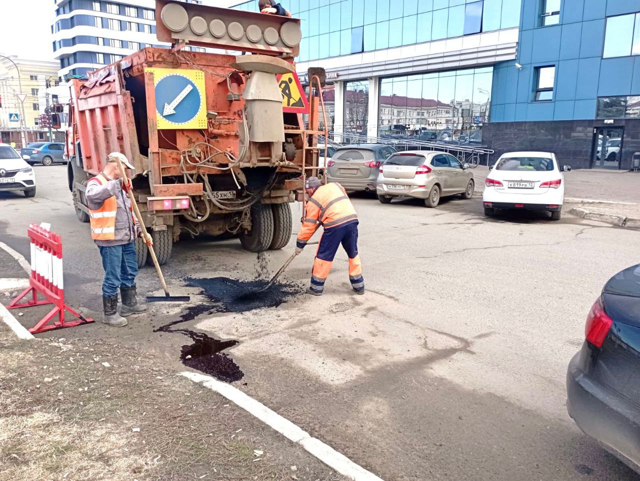 В Саранске продолжается ямочный ремонт дорог | 09.04.2024 | Саранск -  БезФормата